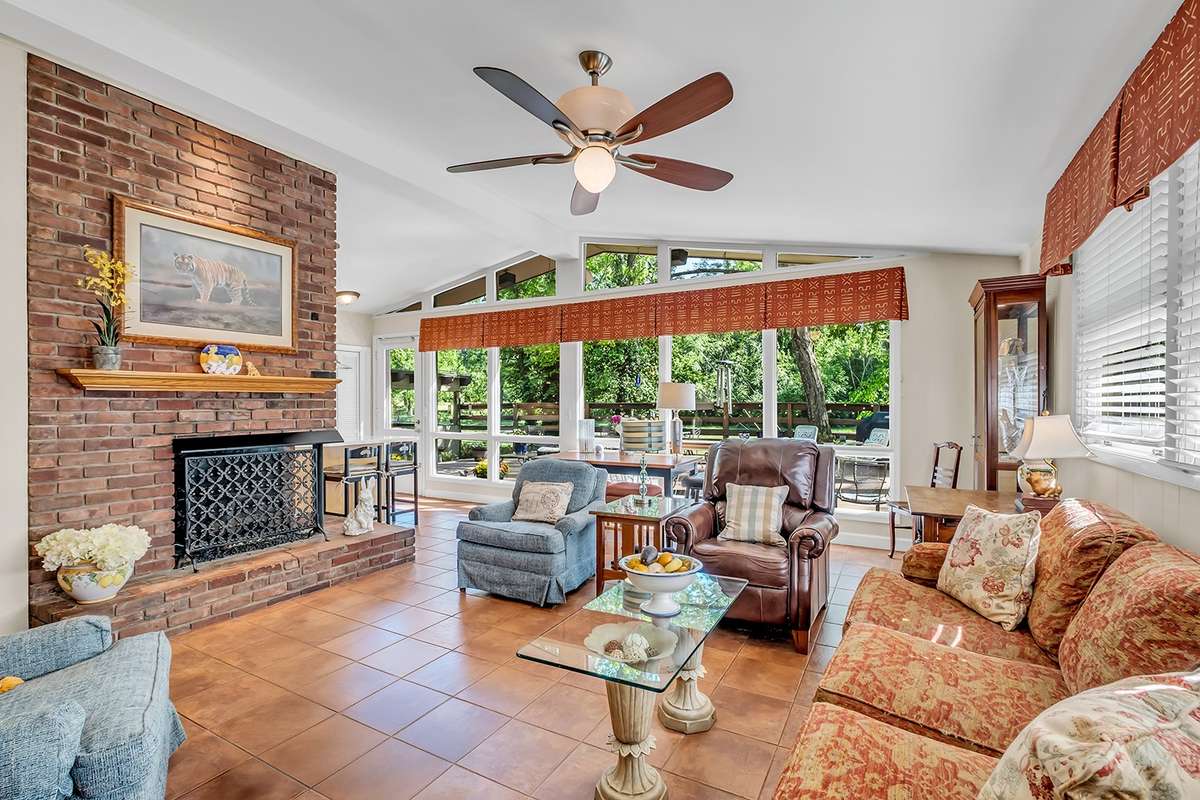 Open layout living/dining area w/high vaulted ceiling