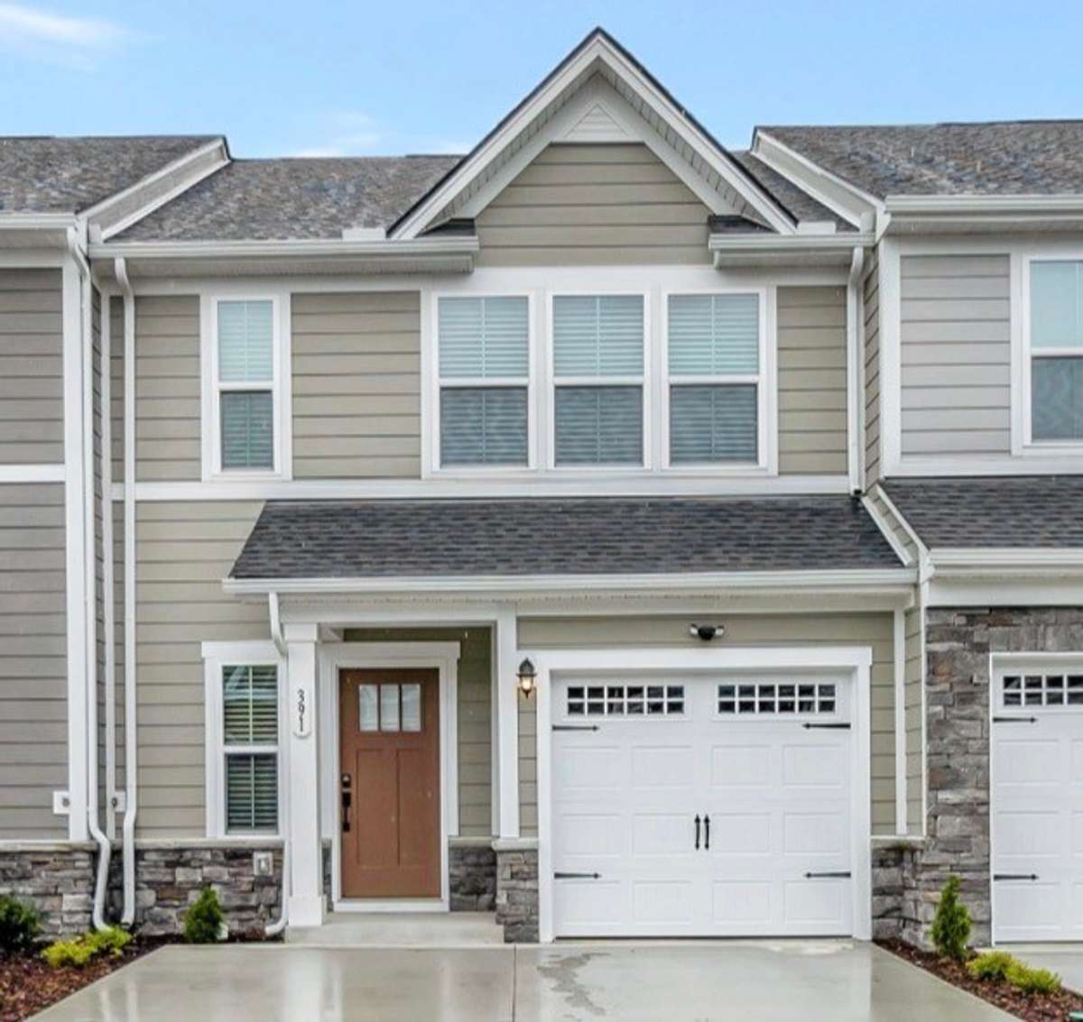 Front of home w 1 car garage