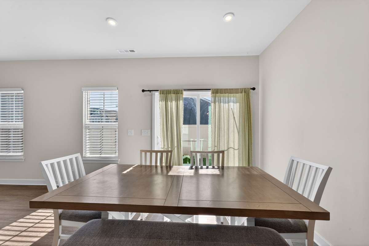 Dining area w table