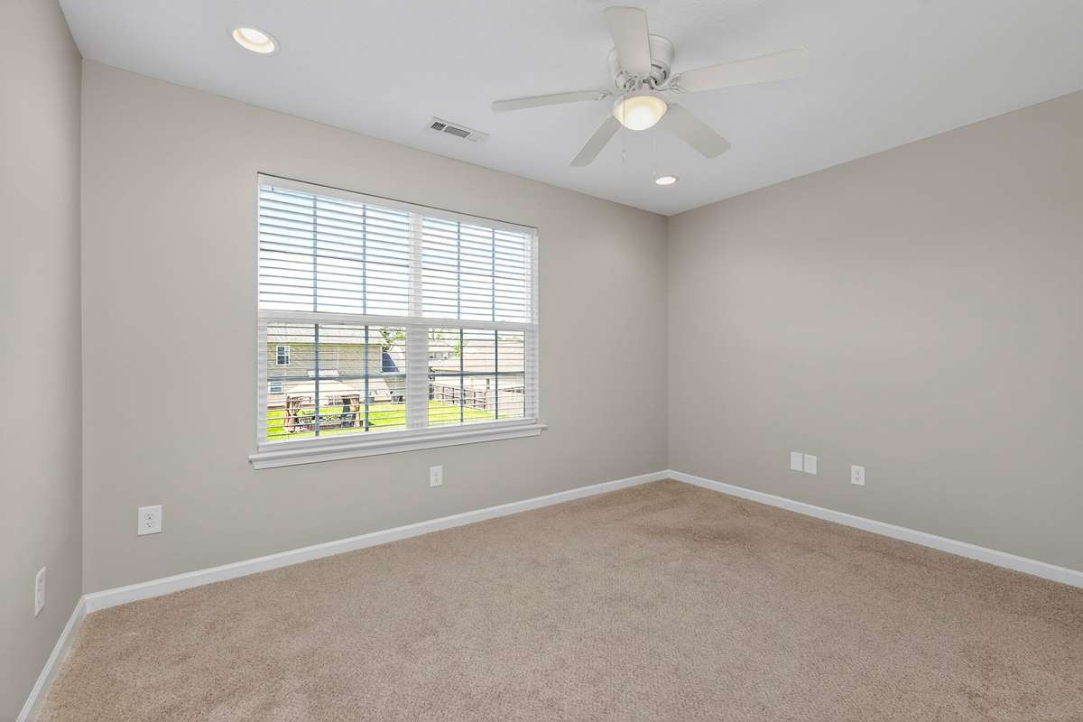 Another view of the guest bedroom (3)