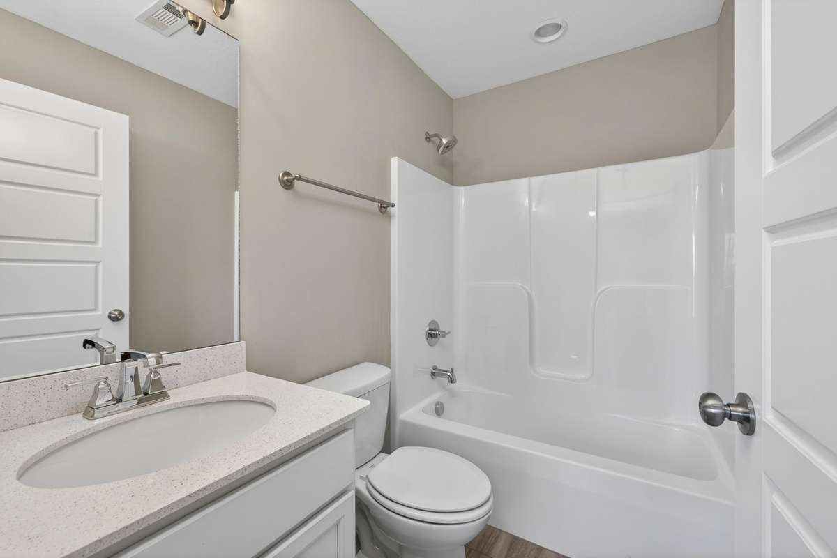 Guest bedroom (3) full en suite bath