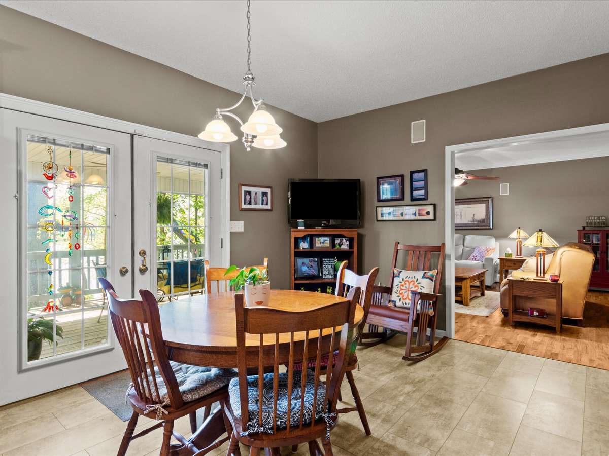 Breakfast room- LVP flooring, 9' ceiling