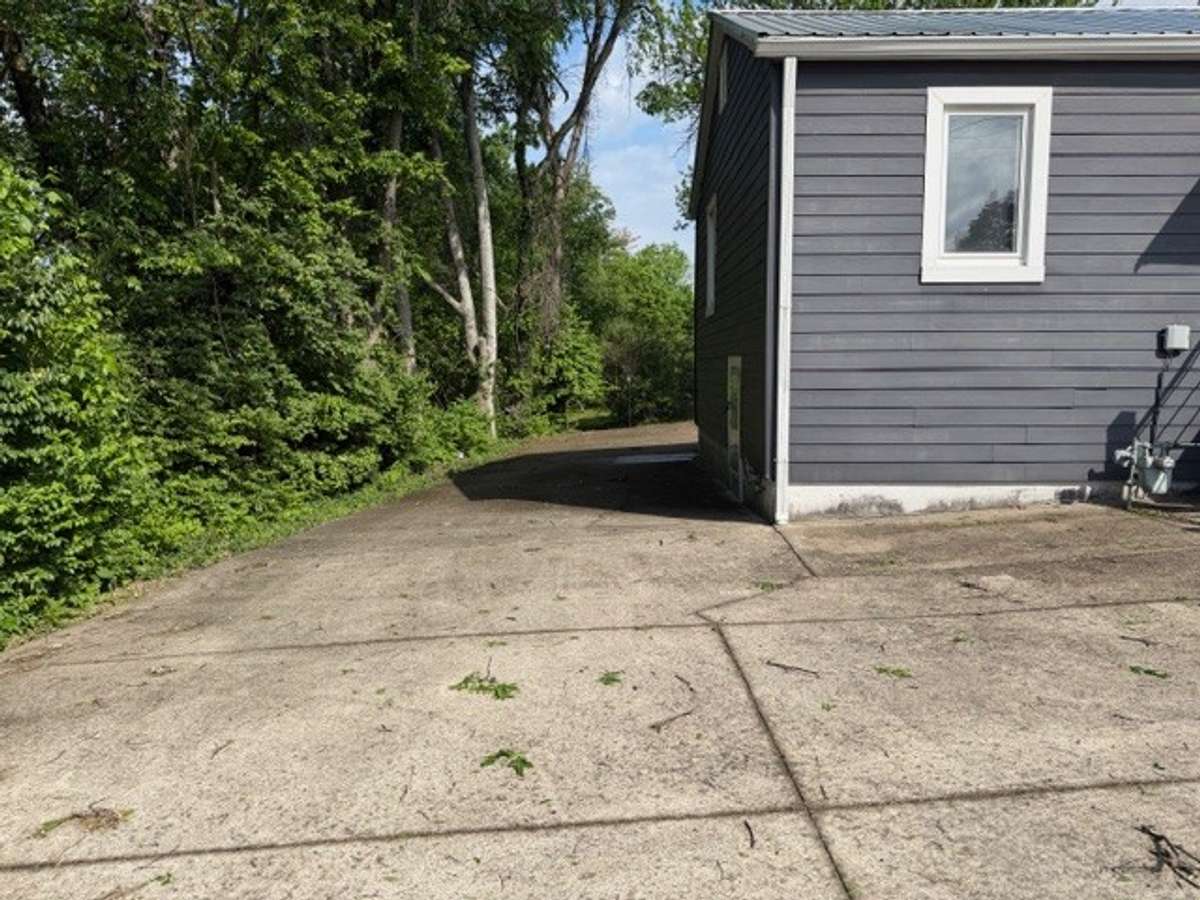 side drive way