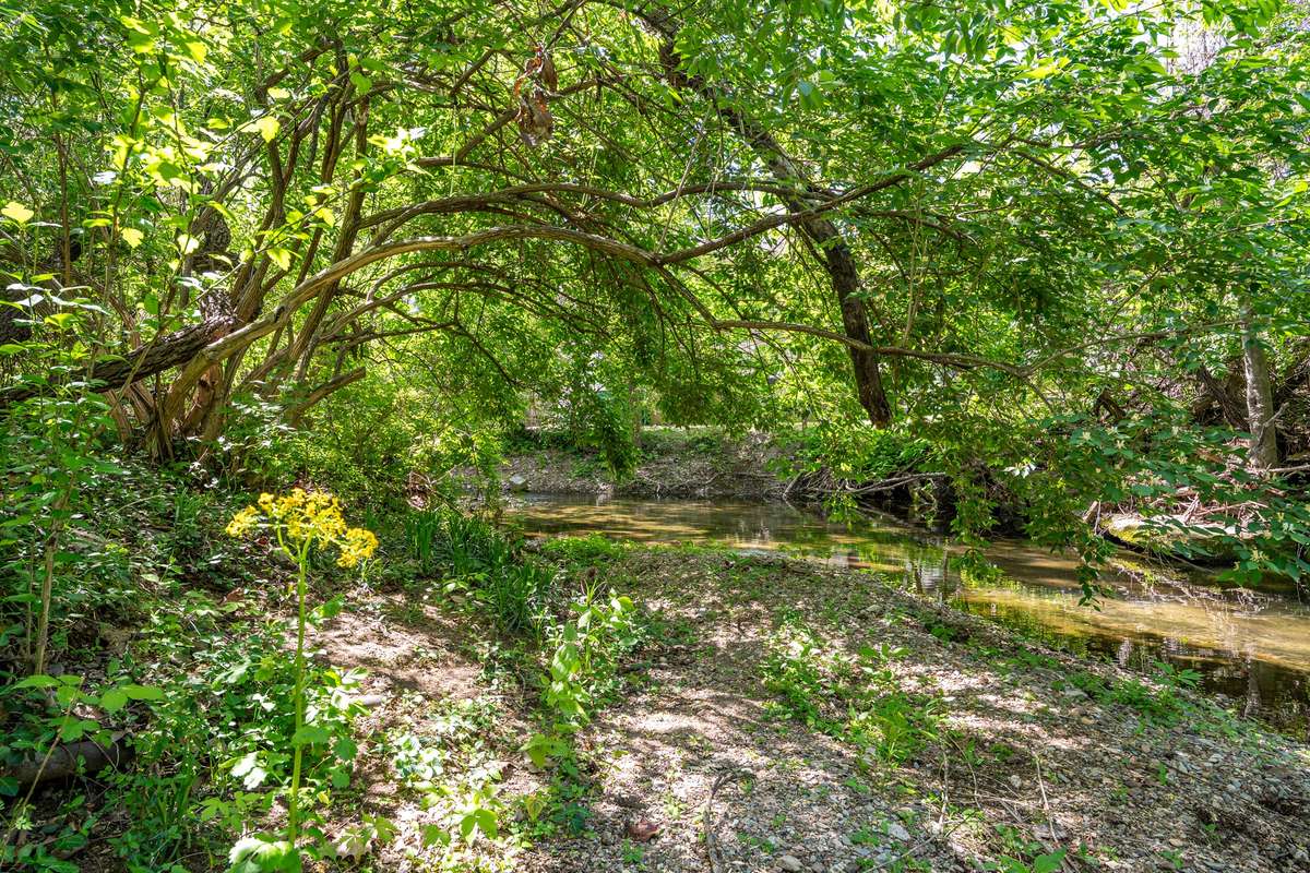 Imagine this setting is in Green Hills! Have the feel of secluded life with the convenience Green Hill living has to offer. This 5 Bed, 4.5 Bath is a turn-key legacy waiting for its next owner.