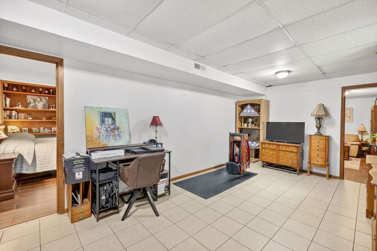 This open area downstairs can be used as an office, workout room, craft/hobby space, homeschool area, or whatever you might need.