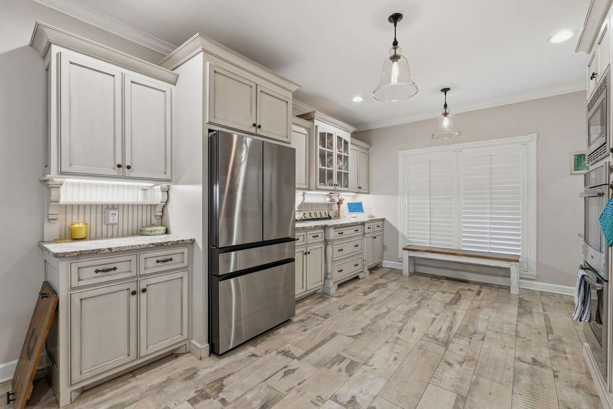 STAINLESS STEEL APPLIANCES ADD TO THE DREAMINESS OF THIS KITCHEN!