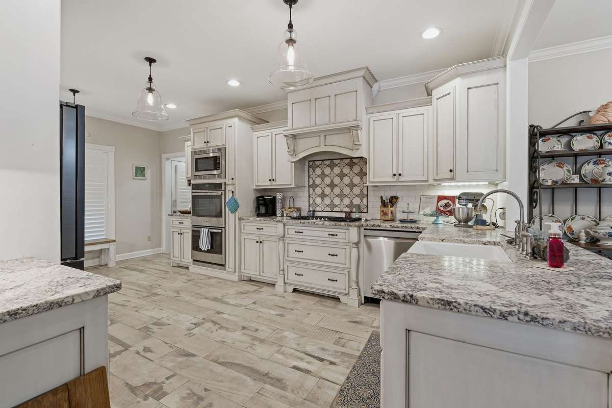 DOUBLE OVENS NEXT TO THE NATURAL GAS COOKING AREA.  YOU JUST NEED TO SEE IN PERSON TO KNOW HOW UTTERLY CHARMING IT IS!!