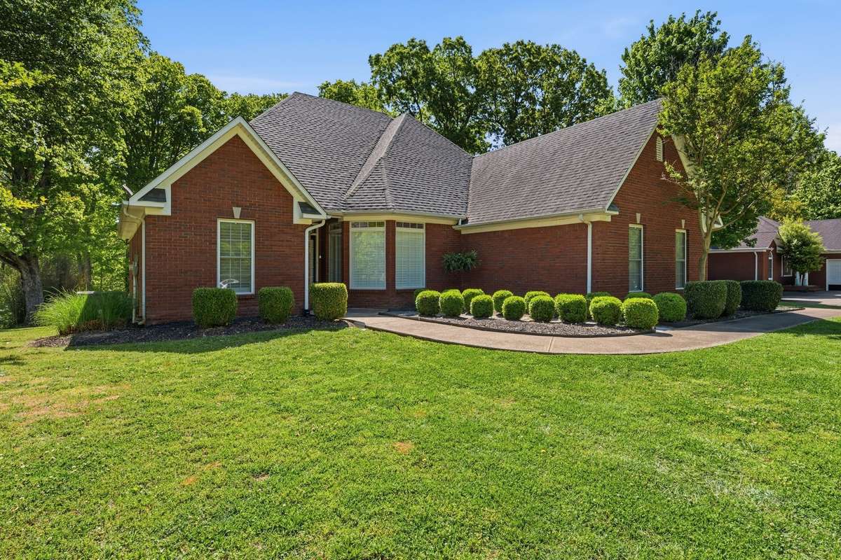 SO BEAUTIFUL & ALSO HAS LOVELY LANDSCAPING!!