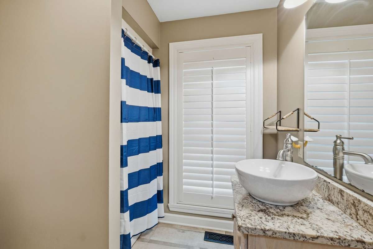 HERE'S THE BATH FOR THIS BEDROOM - PERFECT!!