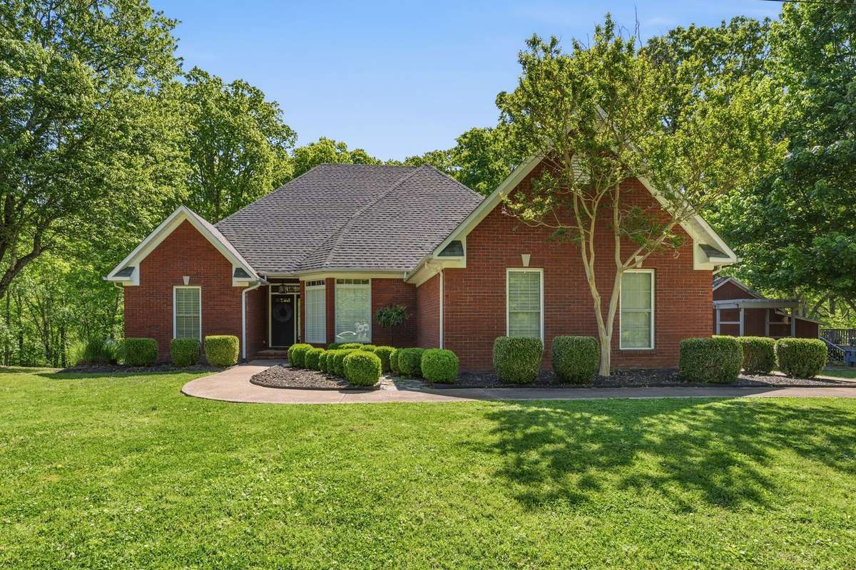 GORGEOUS BRICK HOME - CUSTOM BUILT WITH LOTS OF EXTRAS!! AND THE LOCATION CANNOT BE BEAT!!  THE BEST IN LAWRENCEBURG!!!