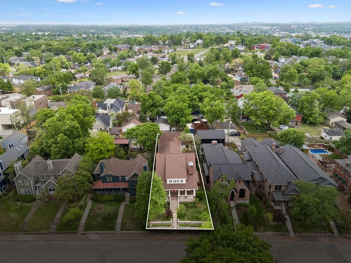 Live in the heart of East Nashville and walk to top local restaurants, shops, and entertainment!