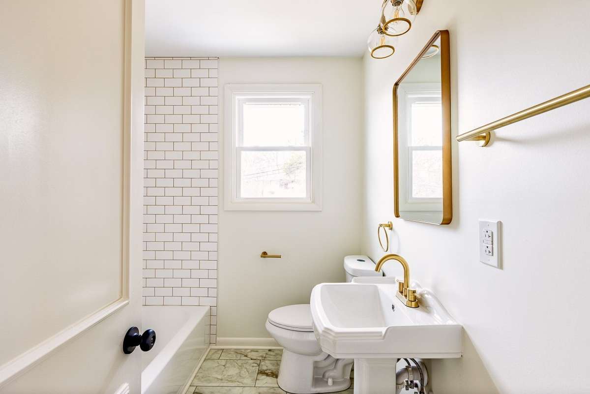 Non ai enhanced photo of the full hall bath.