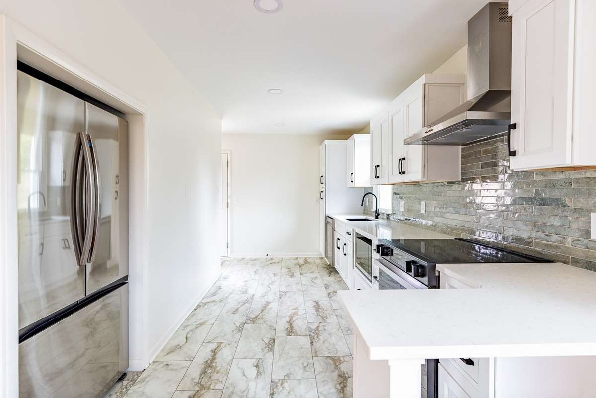 Non ai enhanced photo of the kitchen.