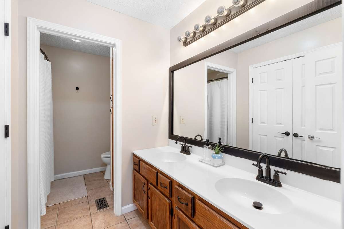 Spacious bathroom!