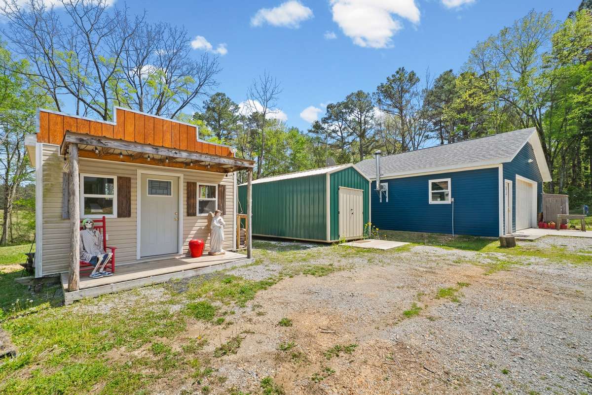 Building has Electic.   Perfect for hobby or small business even.       Garage has Full Bath and Gas Heat.