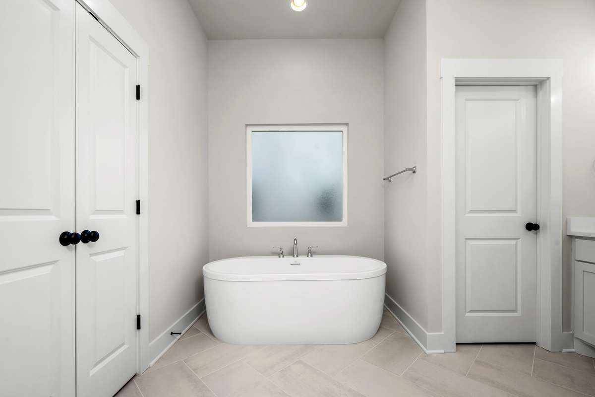 M261 - Primary Bathroom