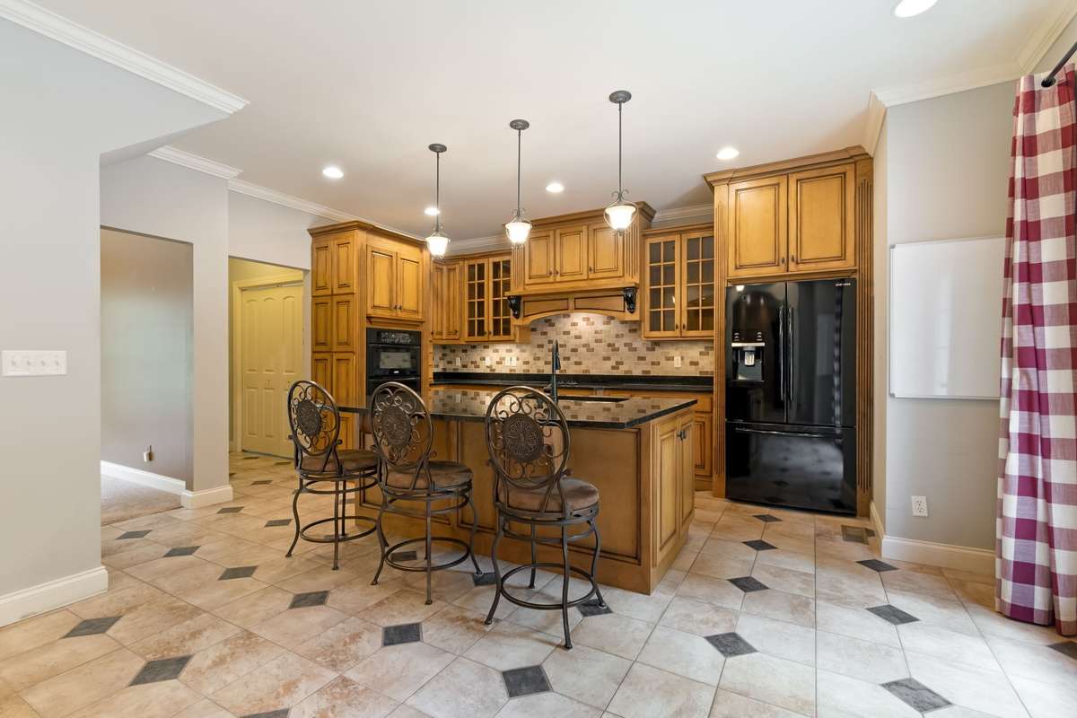 Kitchen with large island