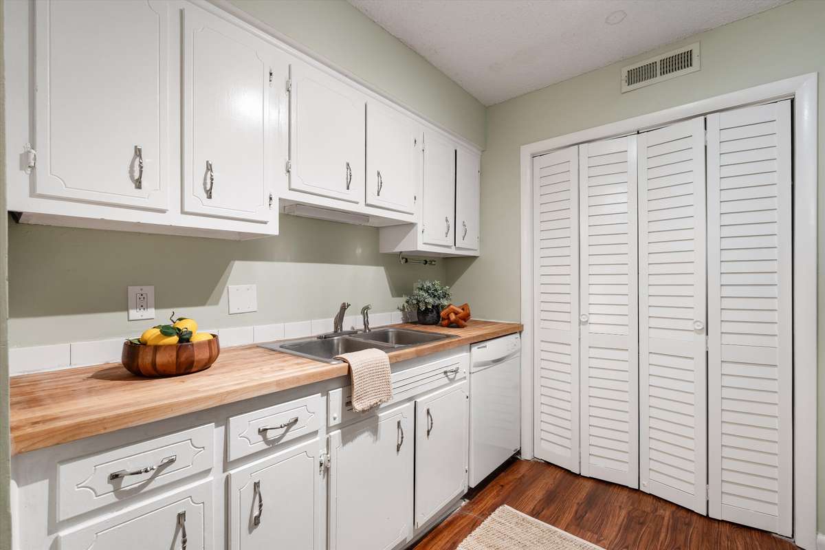 Kitchen has a dishwasher!!!