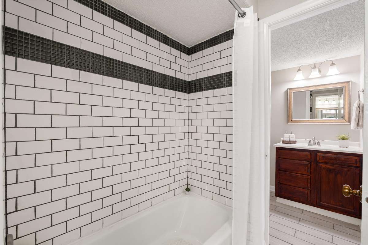 Both bathrooms have acess to the shower!