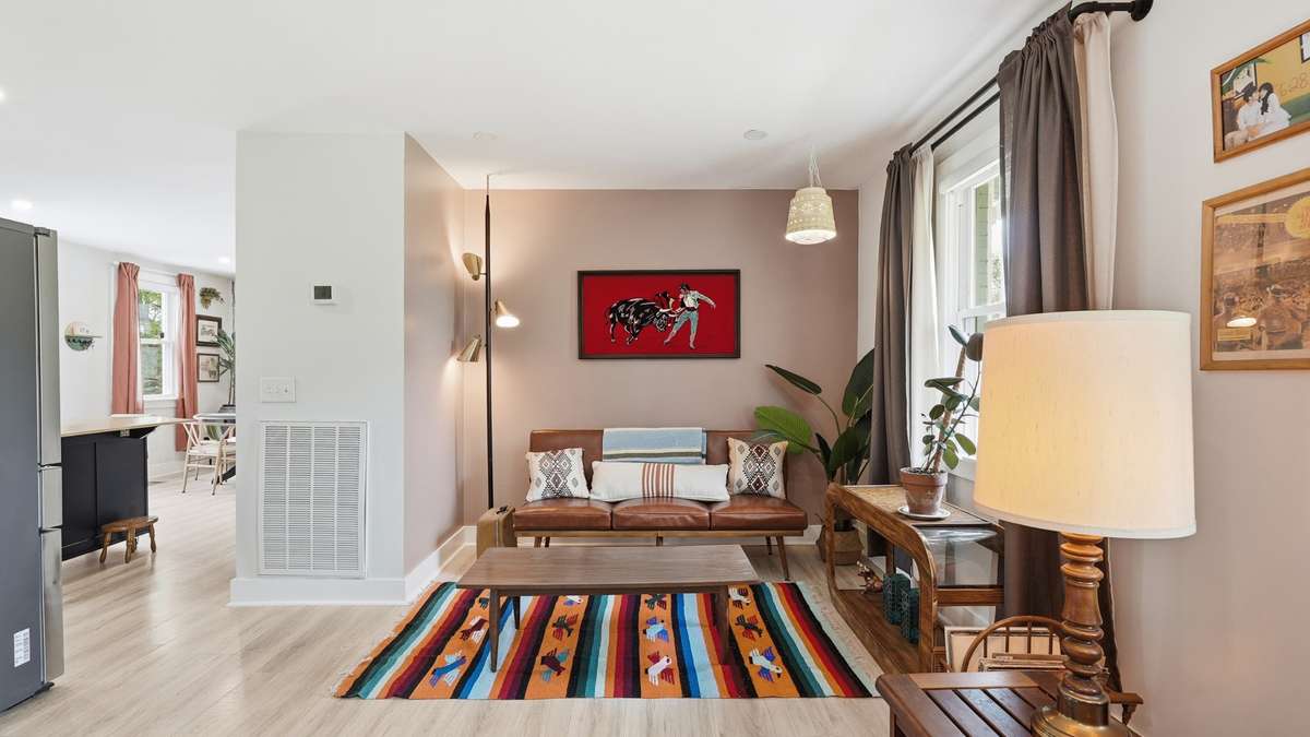 Seating area to the side of the living (between kitchen and living)