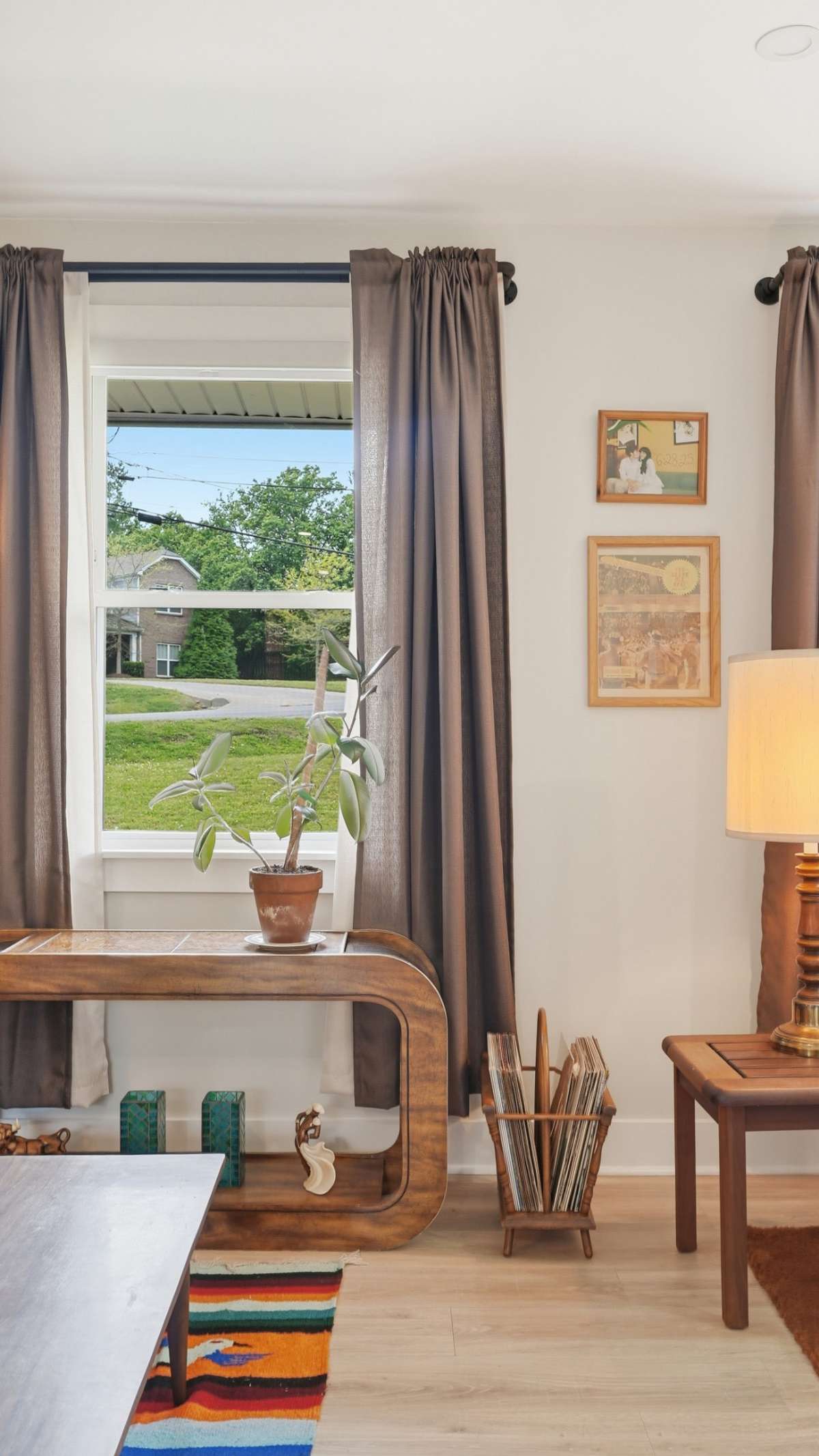 Transition between living and seating area