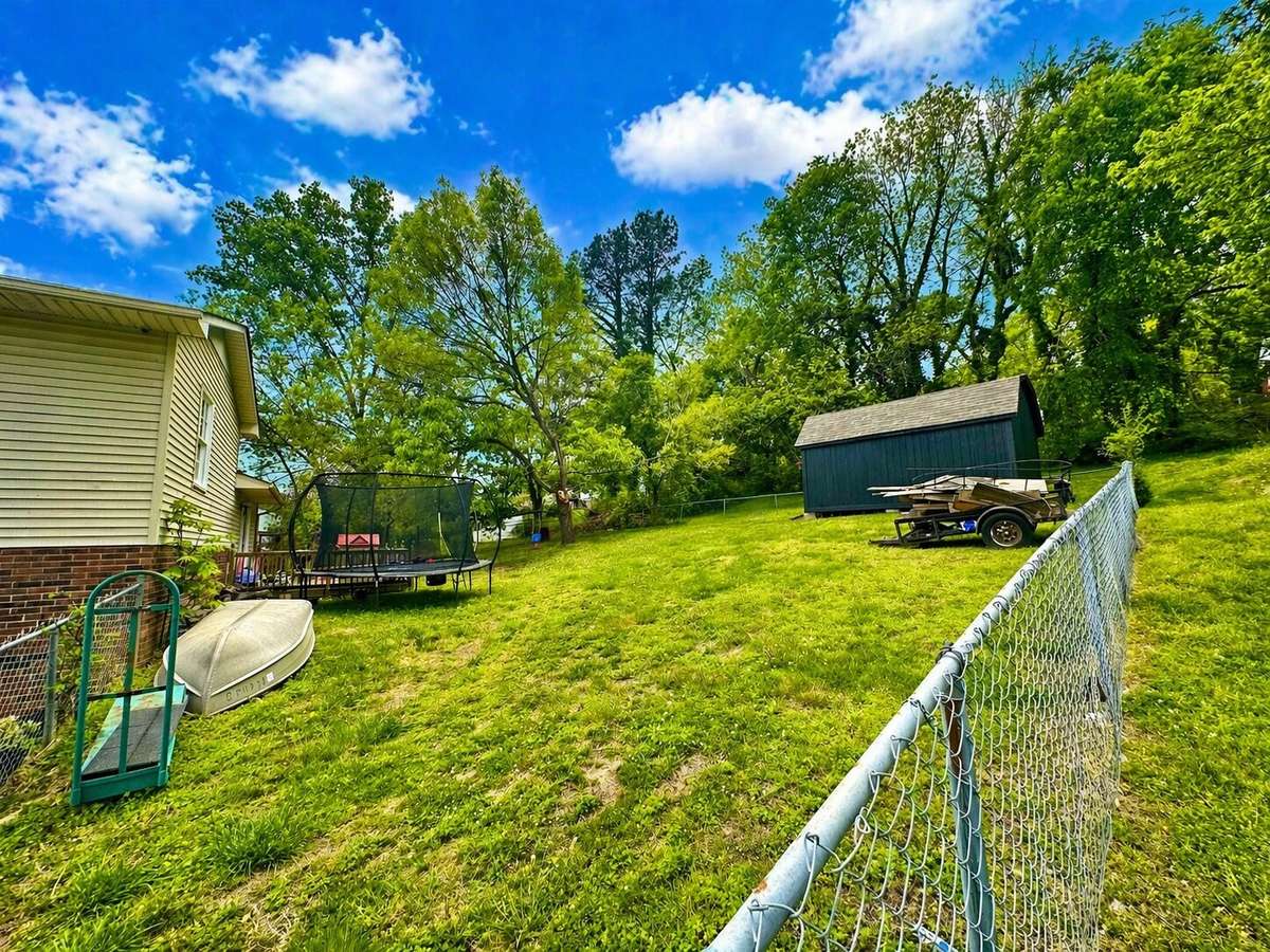 Nice fenced back lawn.
