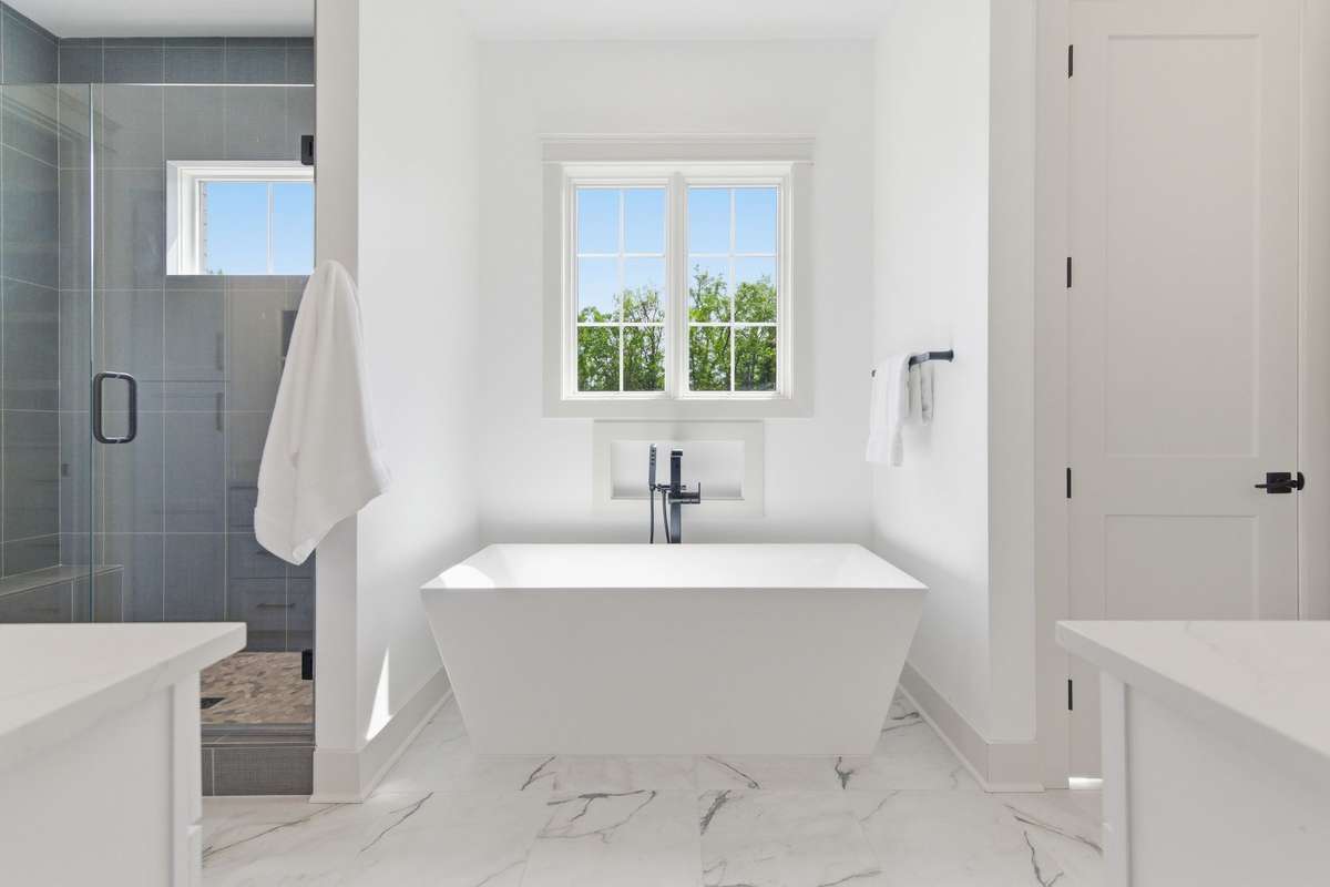 Soaking tub in primary bath