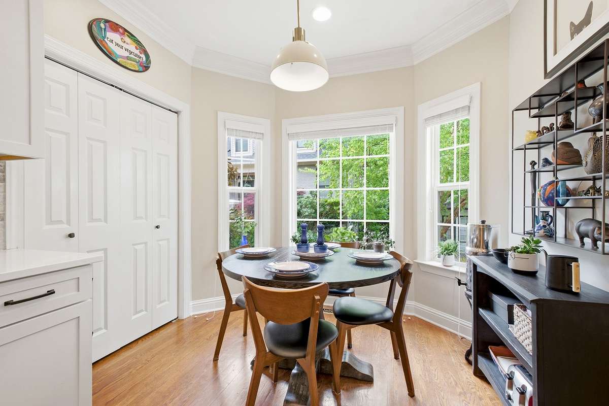 Sunny breakfast nook w/bay window + pantry