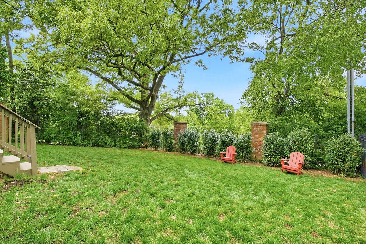Well-maintained back yard w/fence & privacy trees