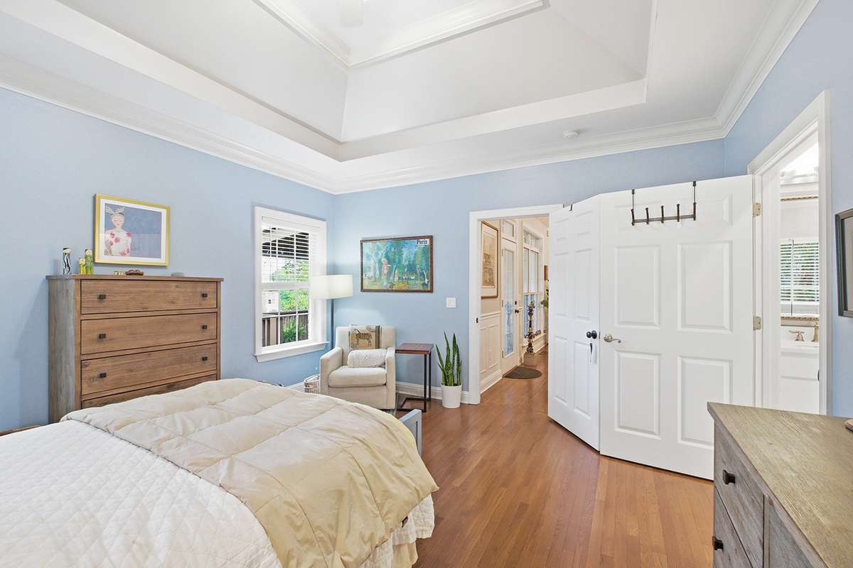 High tray ceiling + private en-suite bath