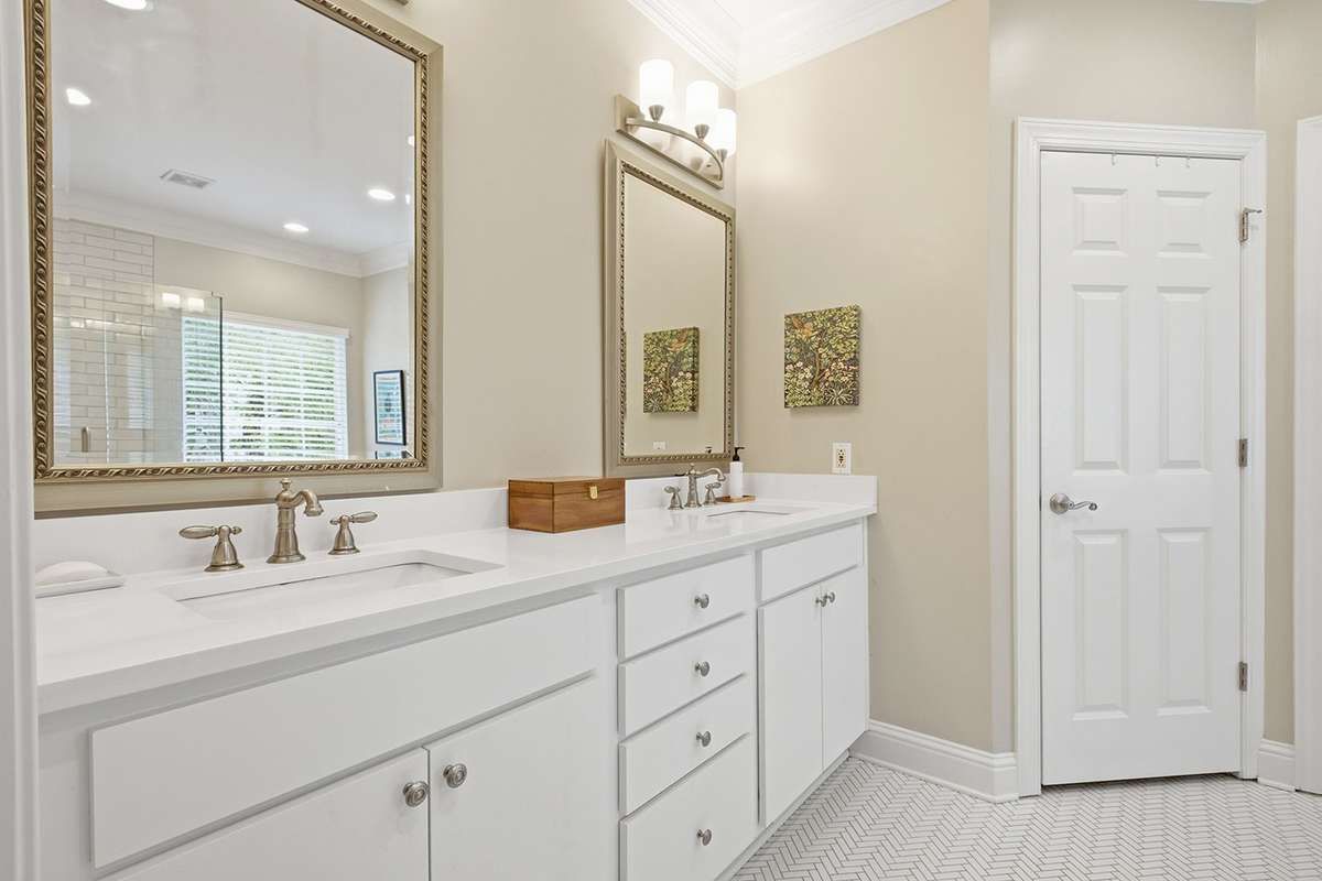 Large vanity w/storage, 2 sinks, updated vanity lighting