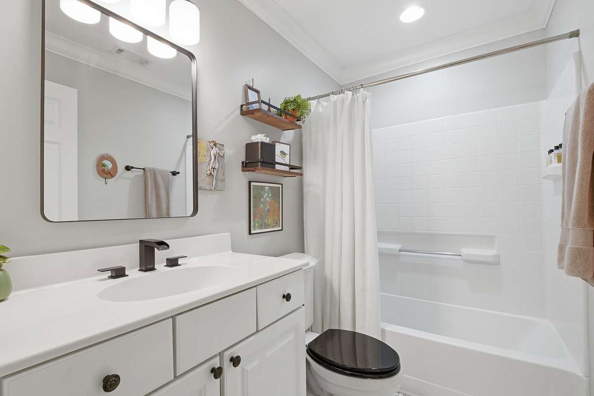 Full hall bath w/tiled shower-tub (previously updated)