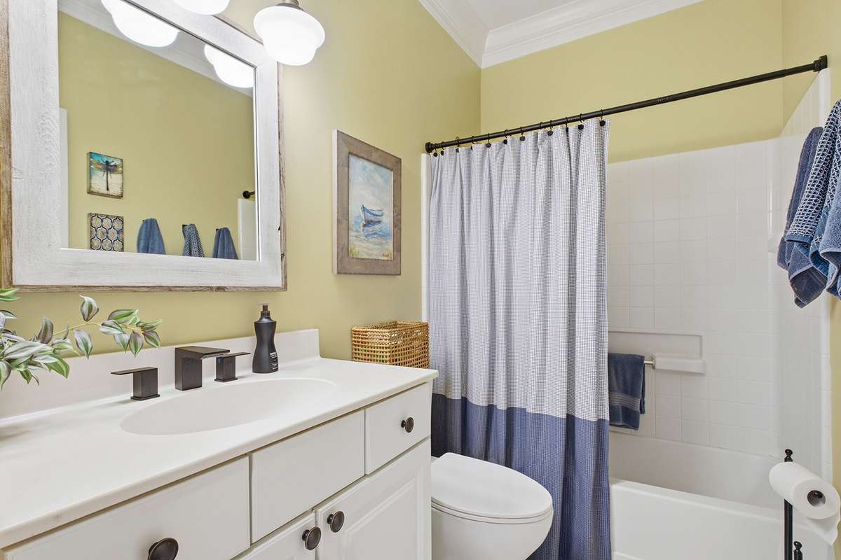 Main level full hall bath w/tiled shower-tub (previously updated)