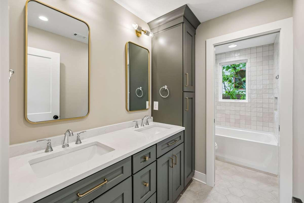 Upstairs shared bathroom