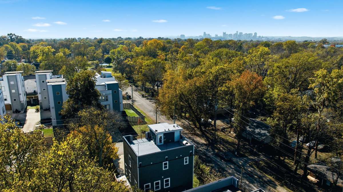 Prime corner-lot living in the heart of East Nashville. Places like The Pharmacy, Tailgate East, Red Door East, Noko, Two Ten Jack, Sho Pizza and so much more are a short drive away (or a peaceful walk on a nice day!)