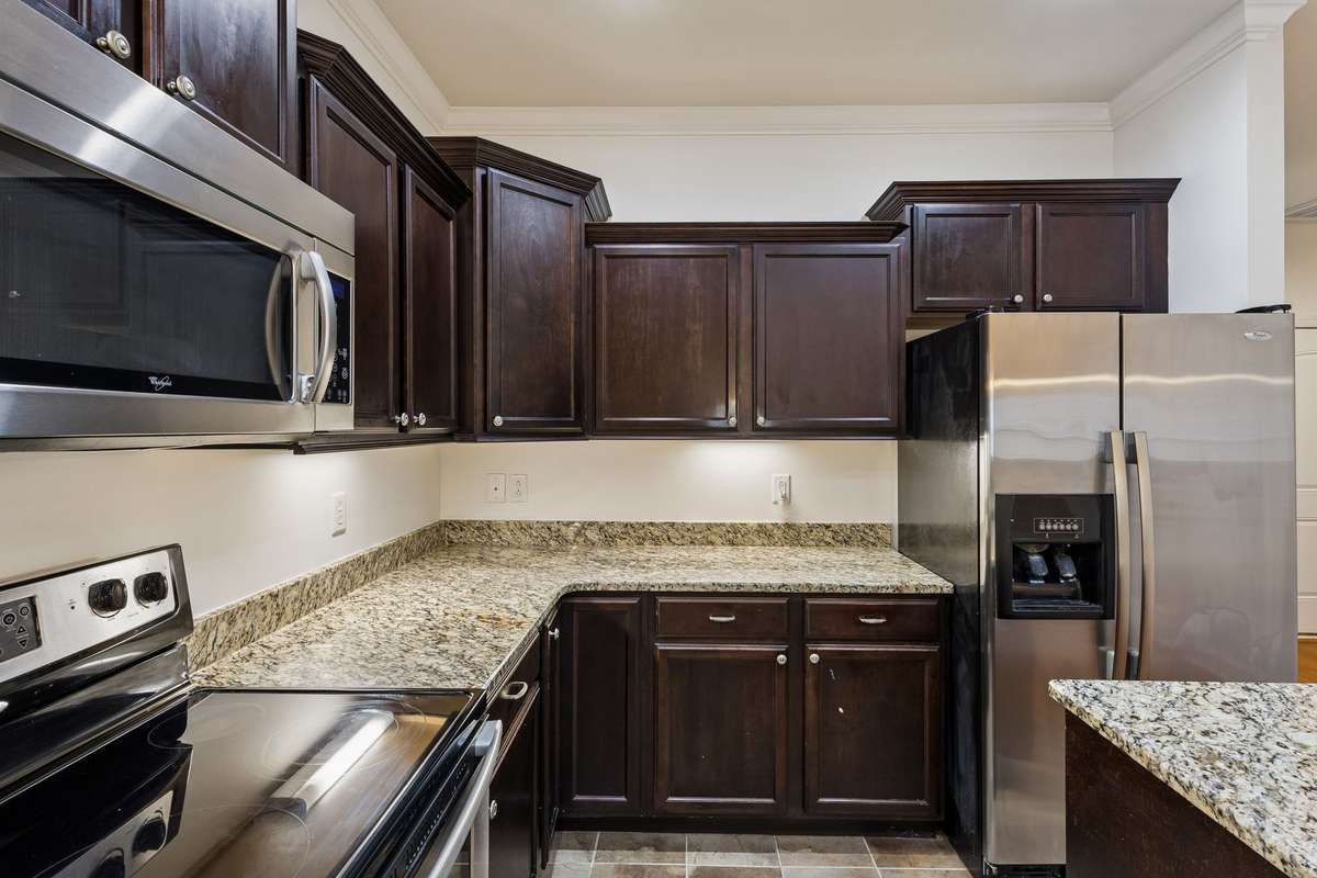 Slick stainless steel appliances lend a modern touch! 217 Whiteamore Run, Murfreesboro, TN 37128