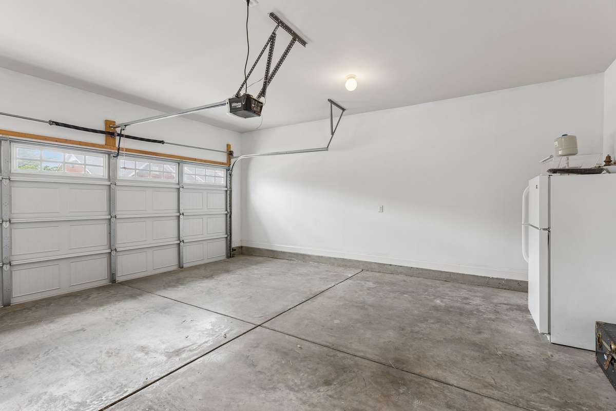 Clean oversized two car garage with opener for convenience! 217 Whiteamore Run, Murfreesboro, TN 37128