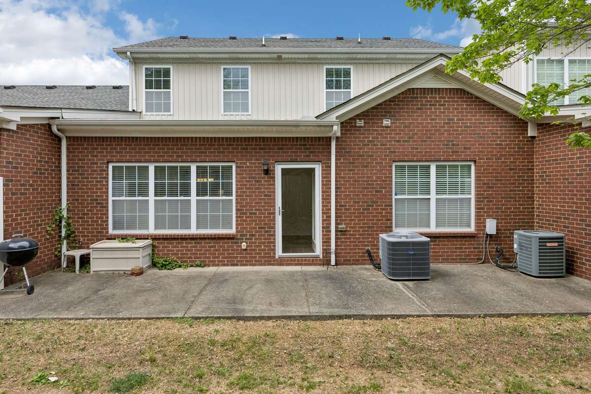 Great space to enjoy summer evenings and cookout! 217 Whiteamore Run, Murfreesboro, TN 37128