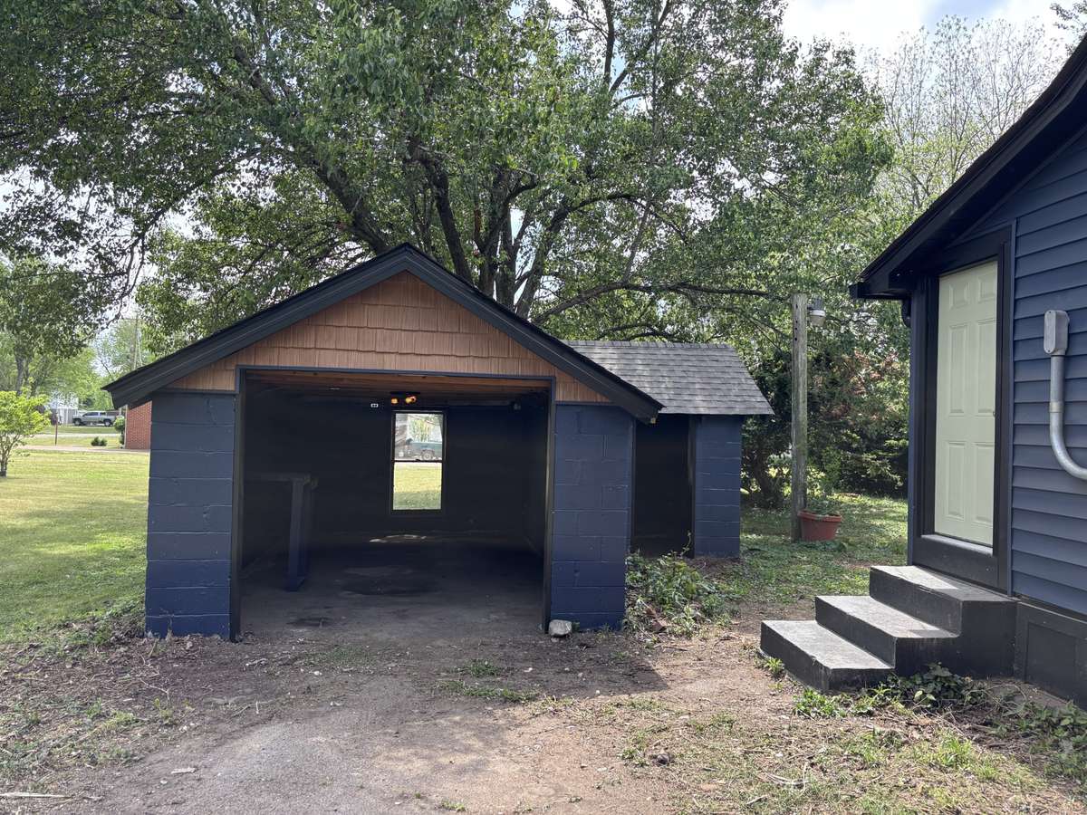 Detached Garage with Electricity & Concrete Floor, Would be great Man Cave!