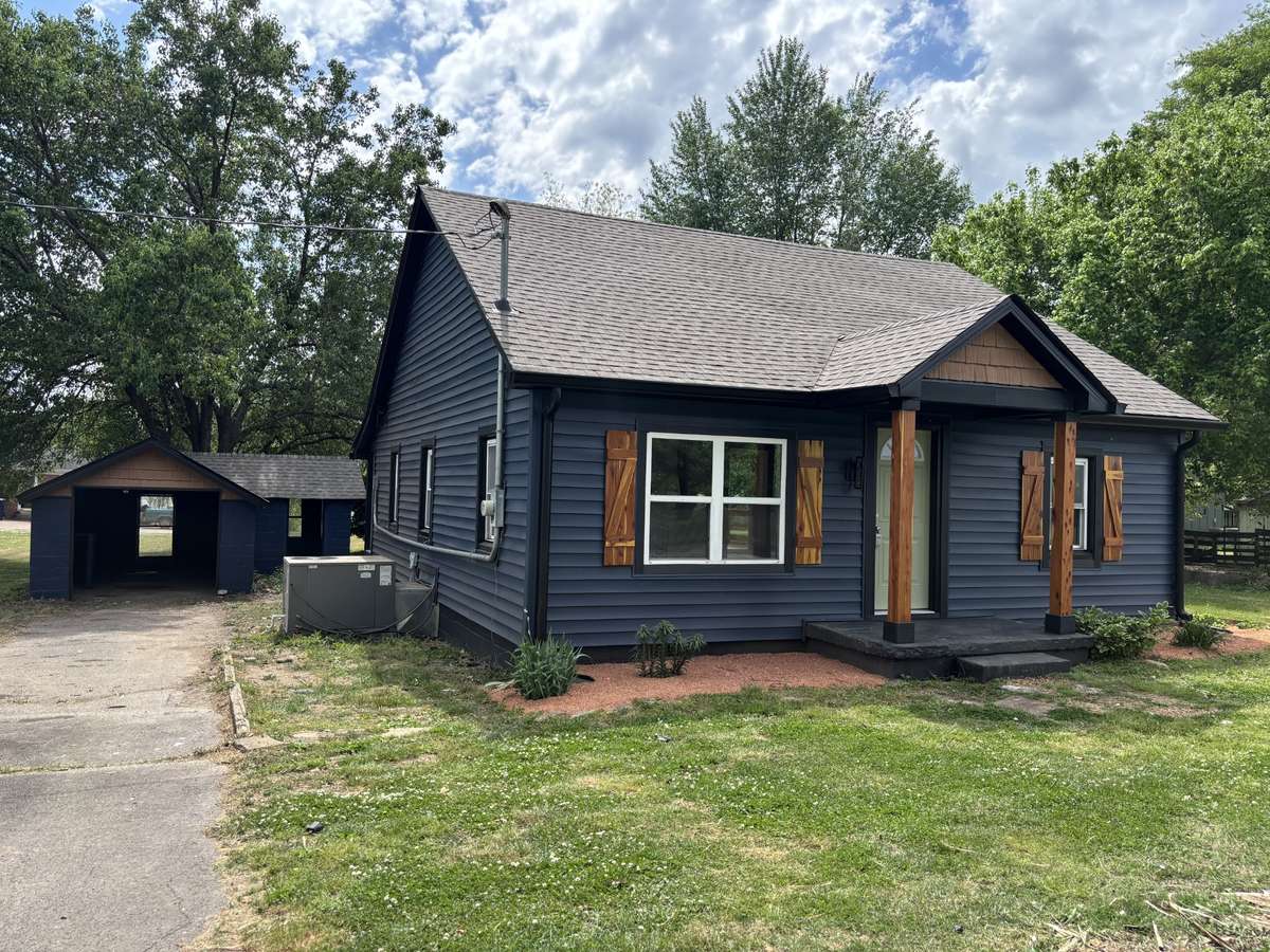Welcome to 206 Wakefield Ave, Cornersville TN
3 Bedroom. 1 Bath Home 
966 Square Feet