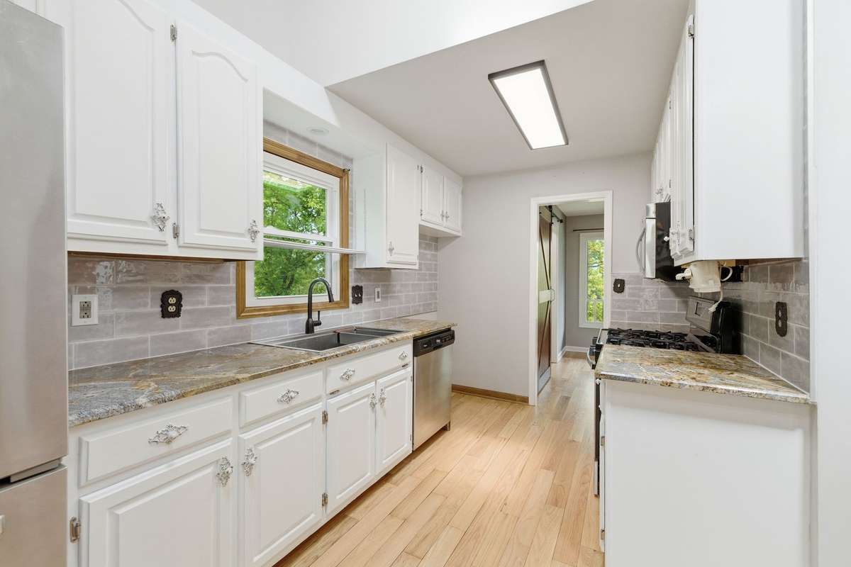beautiful granite with tile backsplash