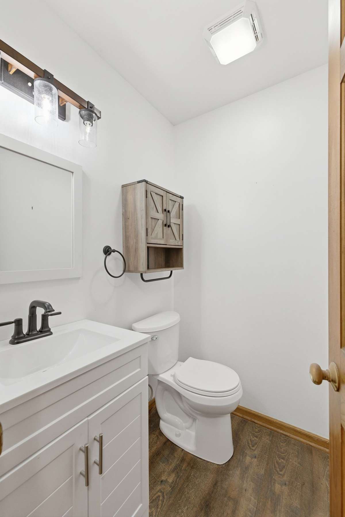 main level 1/2 bath