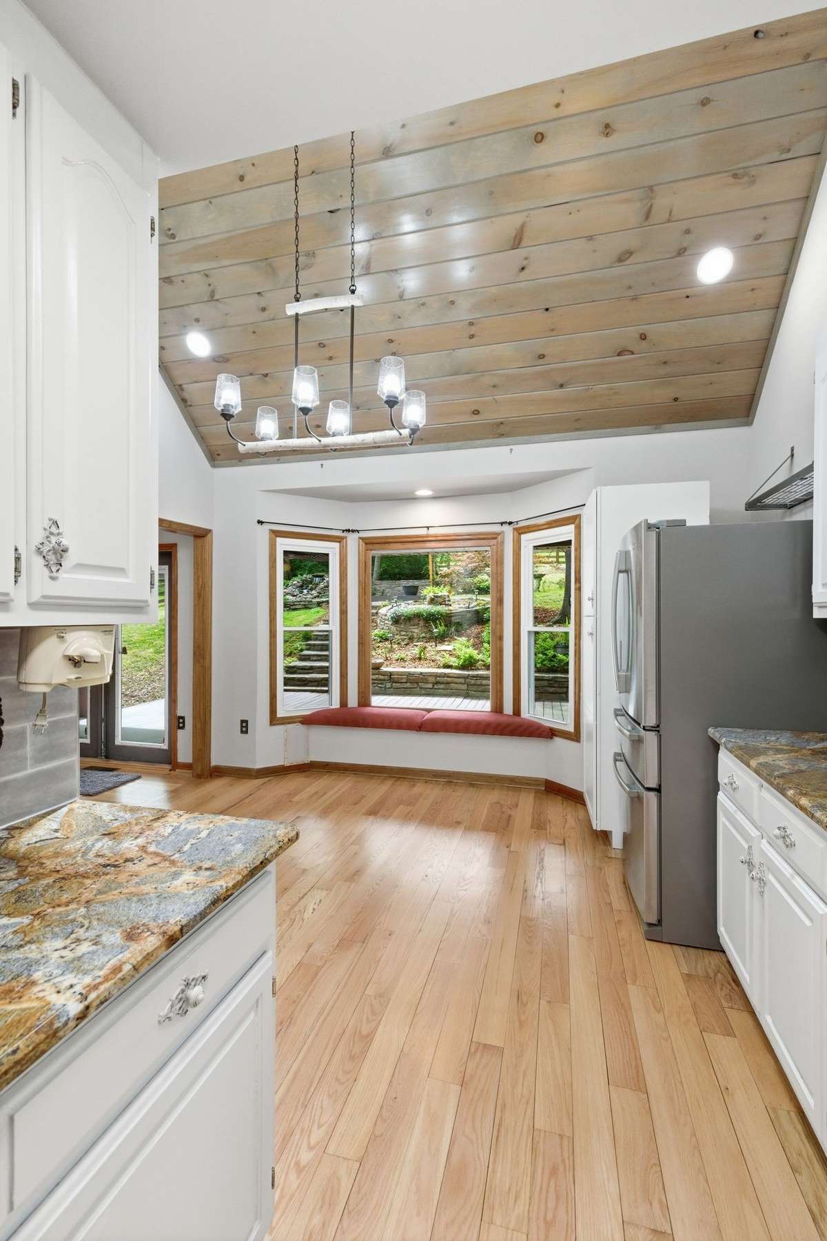 kitchen breakfast area