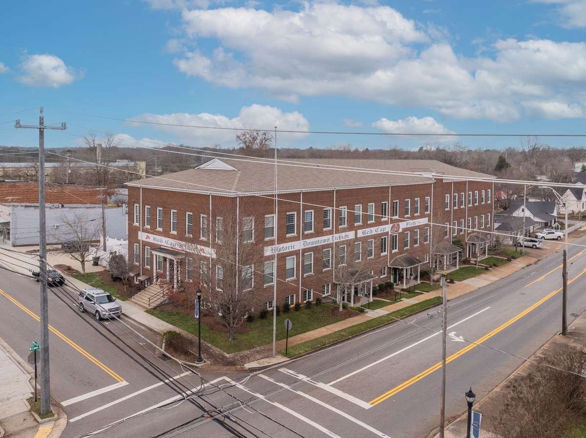 Less than 1 Minute WALK to HISTORIC + CHARMING DOWNTOWN DICKSON