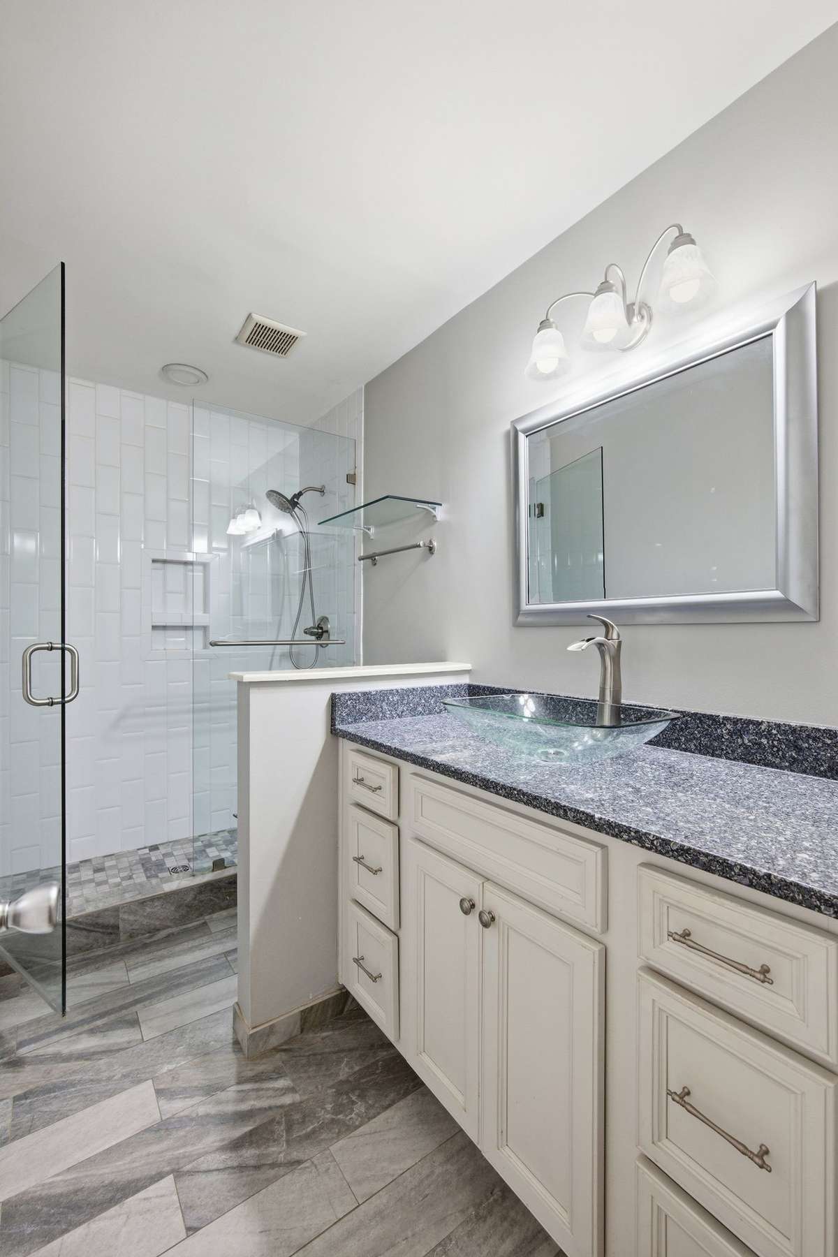 Upstairs hall bath
