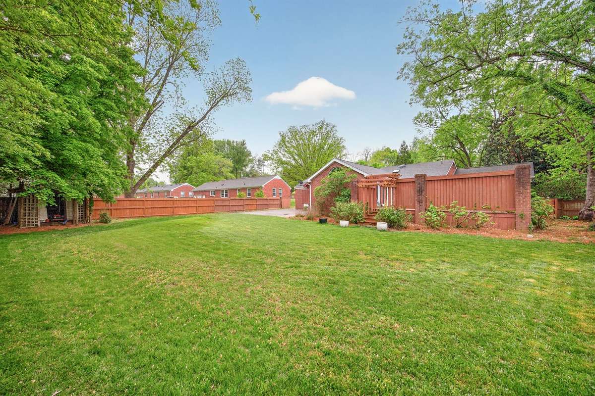 Beautiful yard ready for your pups!