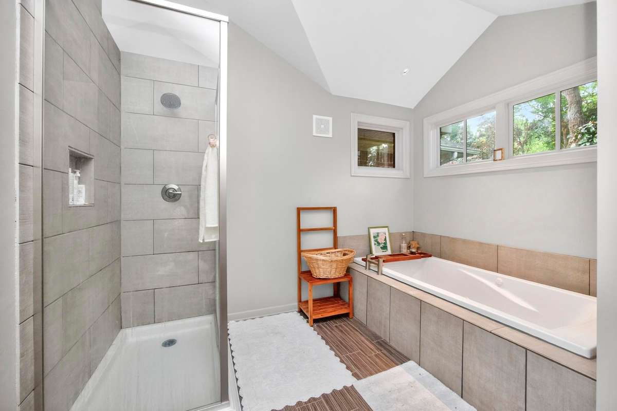 Check out that tub!!