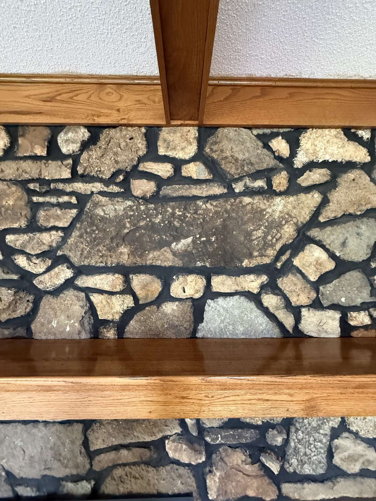 THE STONE IN THE MIDDLE OF THE GORGEOUS FIREPLACE IS IN THE SHAPE OF TENNESSEE!!