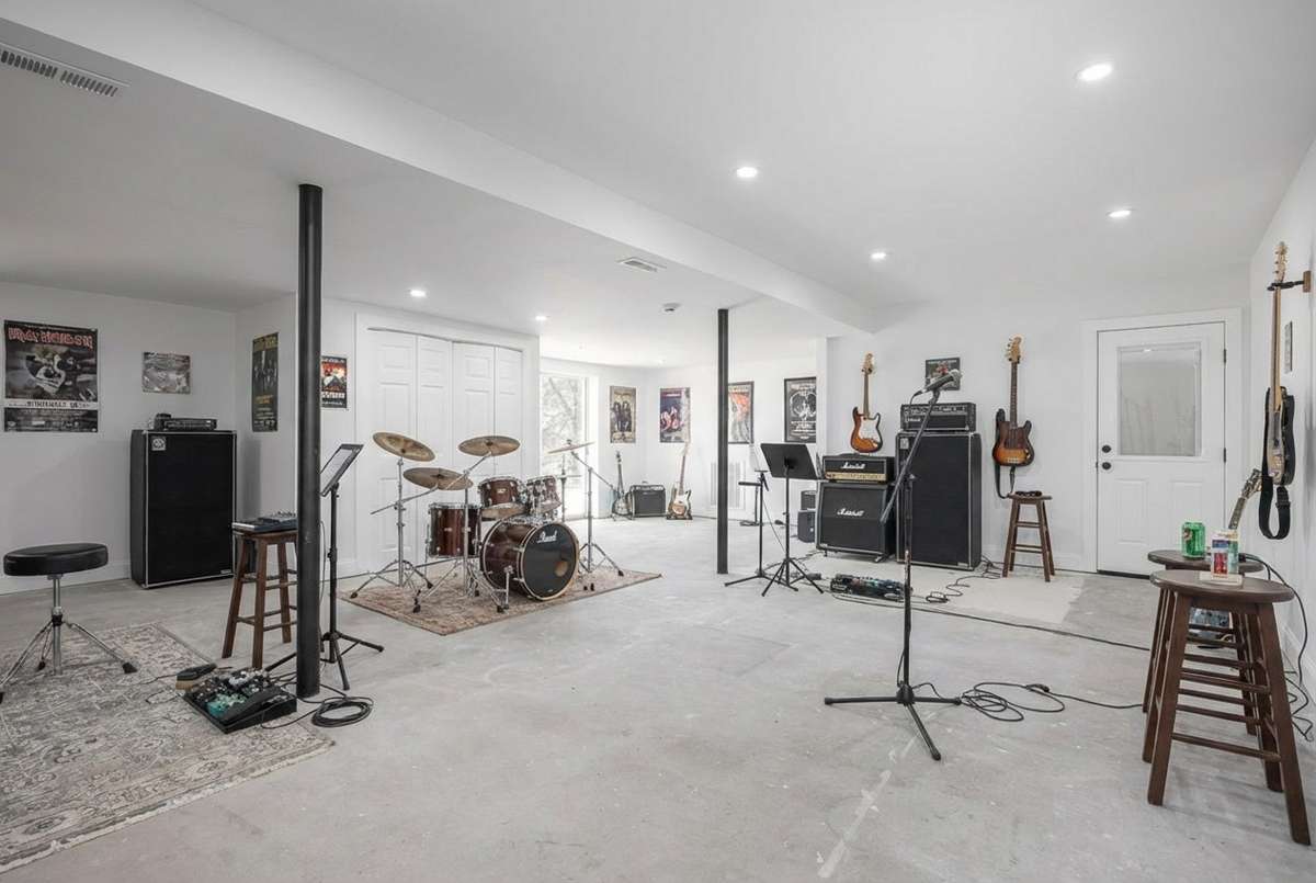 It would make a great rehearsal space! (virtually staged)
