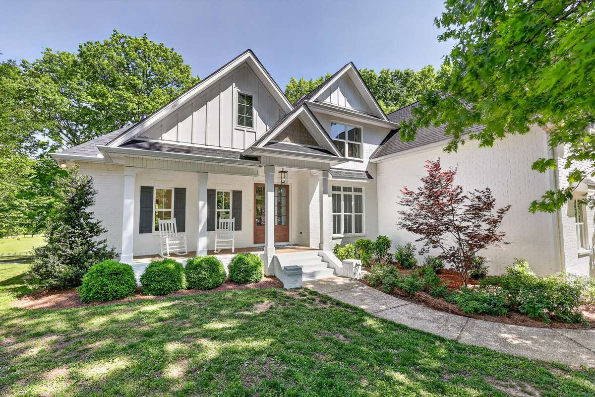 Welcome home to 5111 SE Tater Peeler Rd.  What a cool address name!